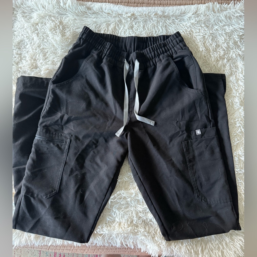 Figs straight leg pant with stretchy waist band!